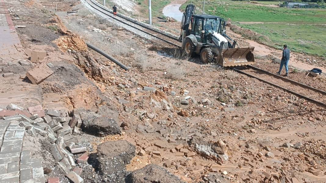 Sağanak bir ilimizde hayatı felç etti! Evleri su bastı, tren seferleri durdu 5